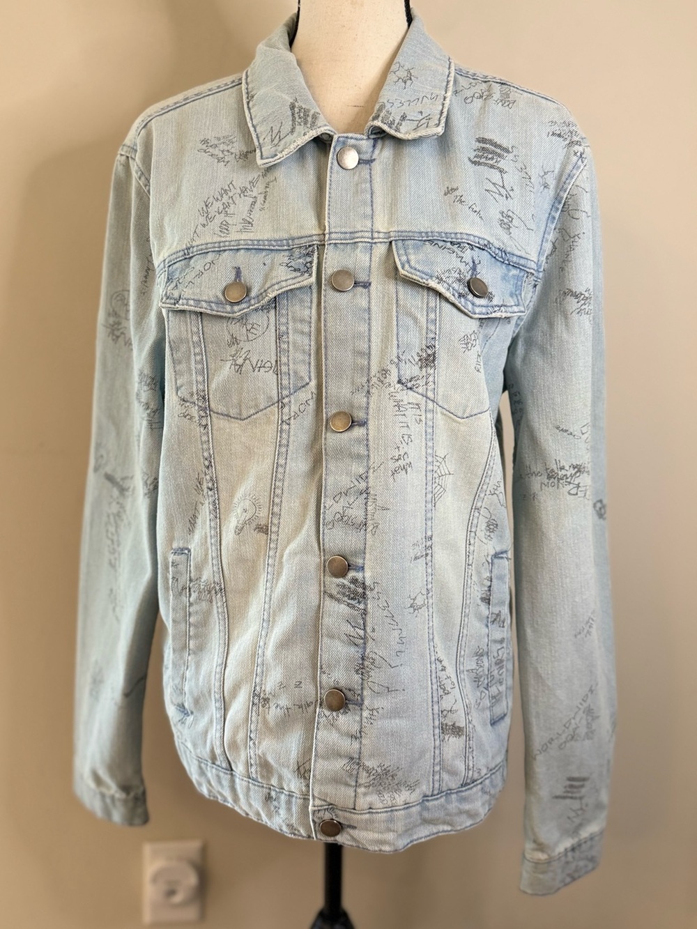 Elwood light wash denim jacket graffiti graphics SZ M FLAW:spot